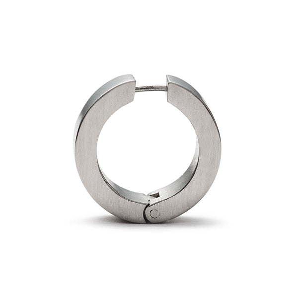 Perspektivische Ansicht einer schlichten, gebürsteten Klappcreole aus antiallergenem Edelstahl von MONOMANIA.