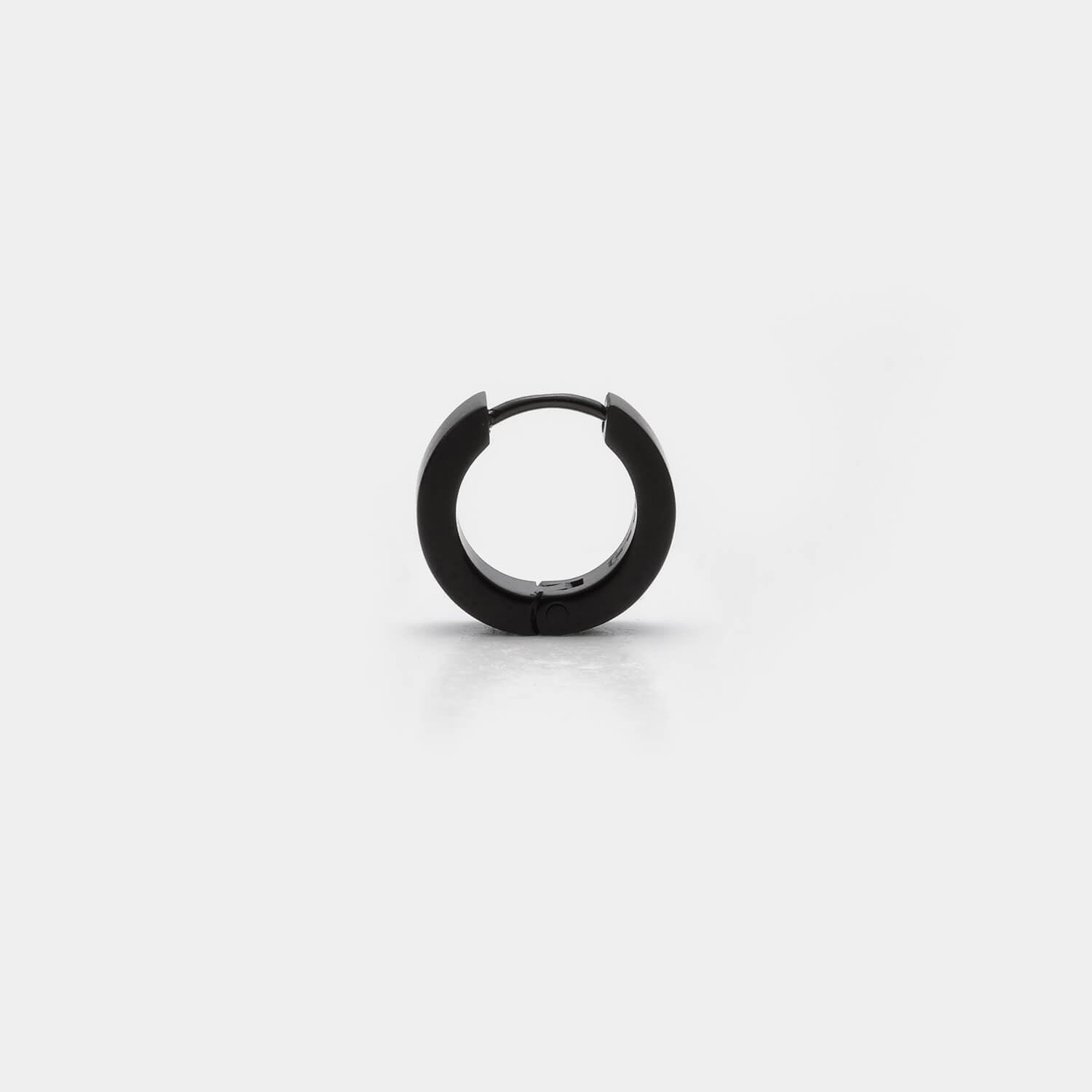 Perspektivische Gesamtansicht einer kleinen, schönen Klappcreole aus antiallergenem Edelstahl mit schwarzer PVD-Beschichtung von MONOMANIA.