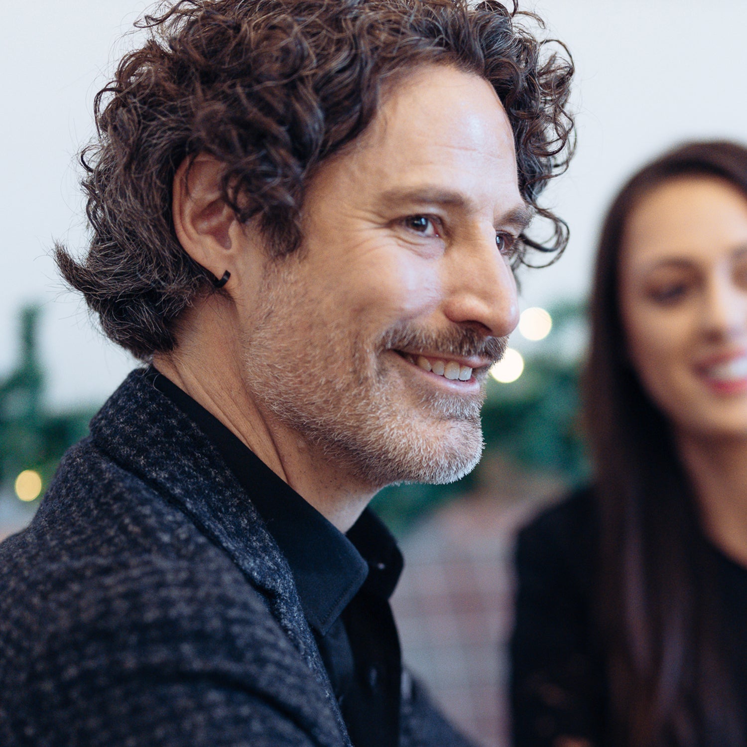 Gesamtansicht einer schwarzen Klappcreole aus gebürstetem, antiallergenem Edelstahl von MONOMANIA.