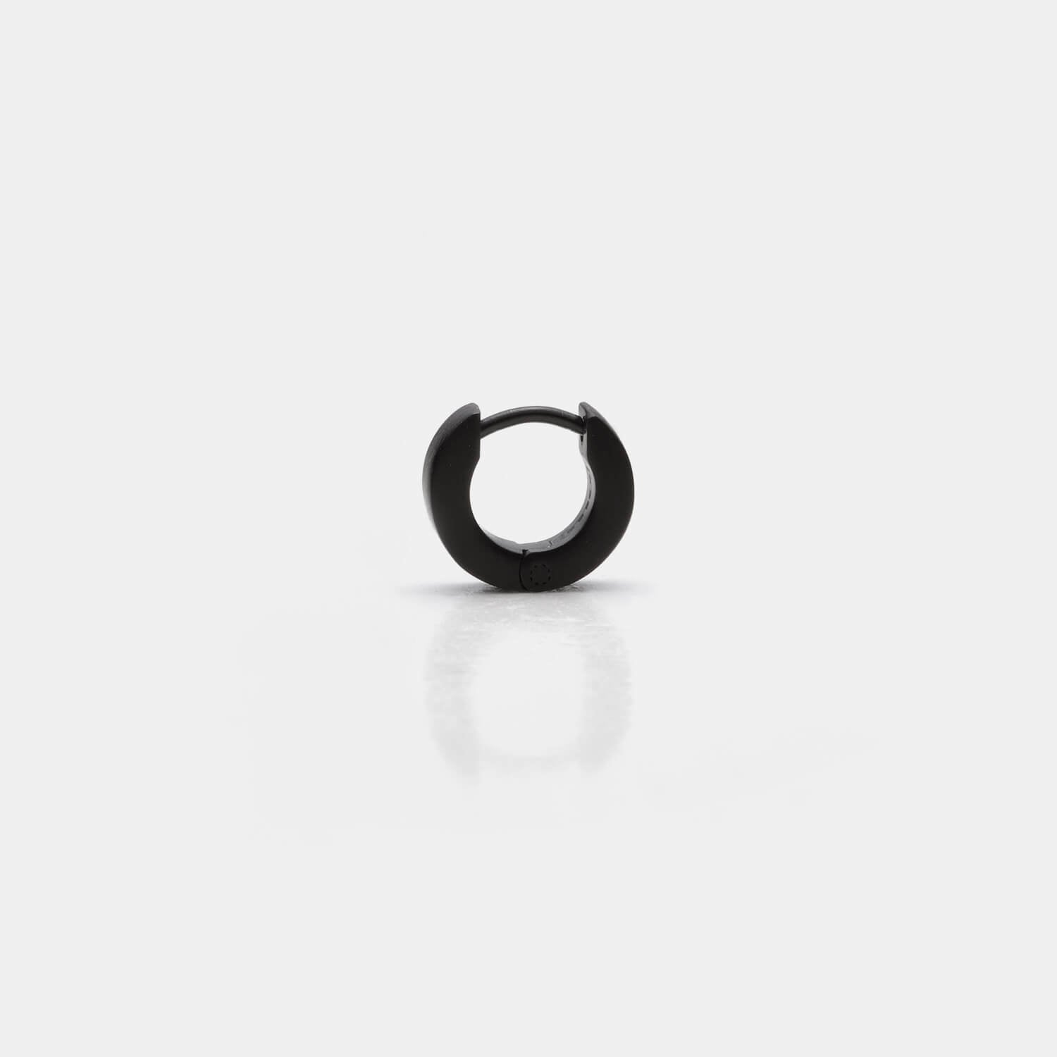 Gesamtansicht einer schwarzen Klappcreole aus gebürstetem, antiallergenem Edelstahl von MONOMANIA.