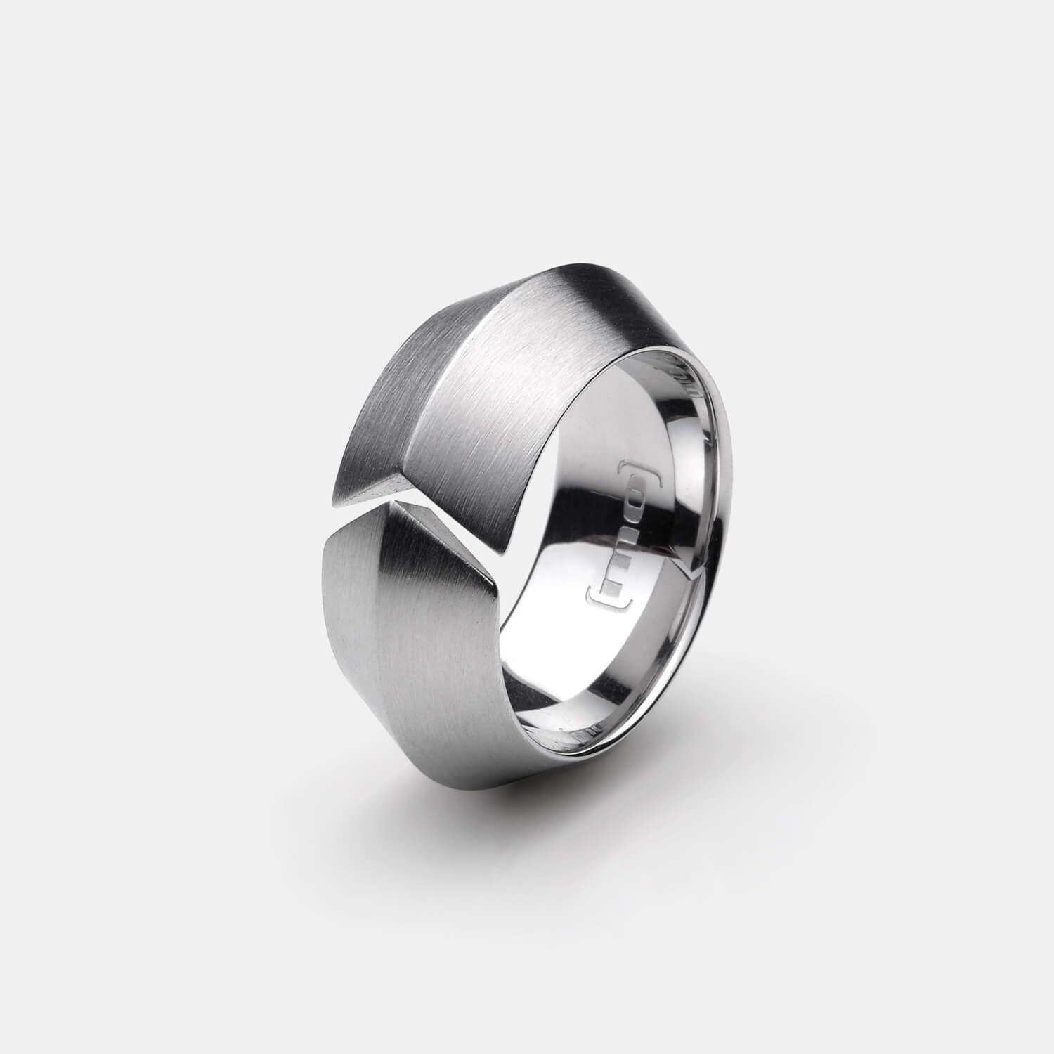 Gesamtansicht eines breiten, erhabenen Herrenrings aus antiallergenem Edelstahl von MONOMANIA.