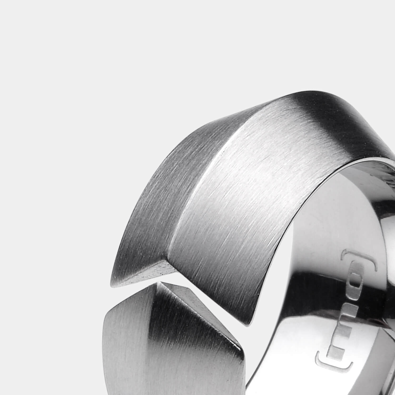 Gesamtansicht eines breiten, erhabenen Herrenrings aus antiallergenem Edelstahl von MONOMANIA.