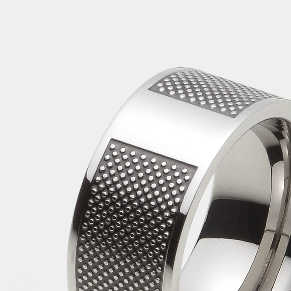 Gesamtansicht eines Edelstahl-Rings mit Punkterelief von MONOMANIA.