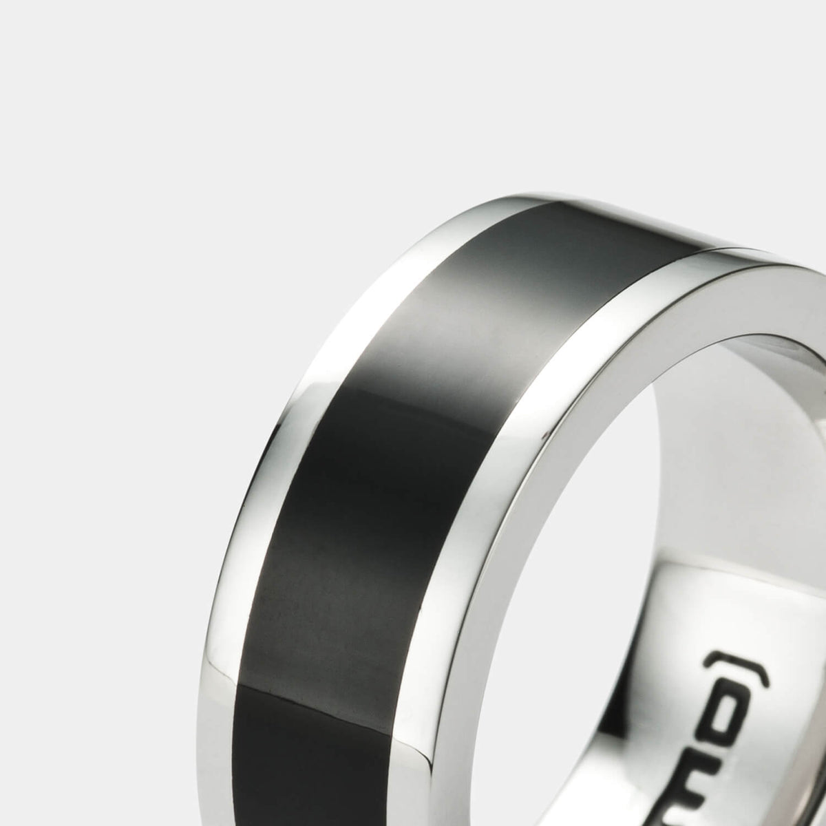 Gesamtansicht eines Edelstahl-Rings mit schwarzer Edelharz-Einlage von MONOMANIA.