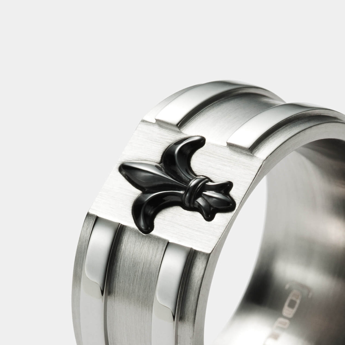 Gesamtansicht eines Edelstahl-Rings mit Fleur de Lys Emblem von MONOMANIA.