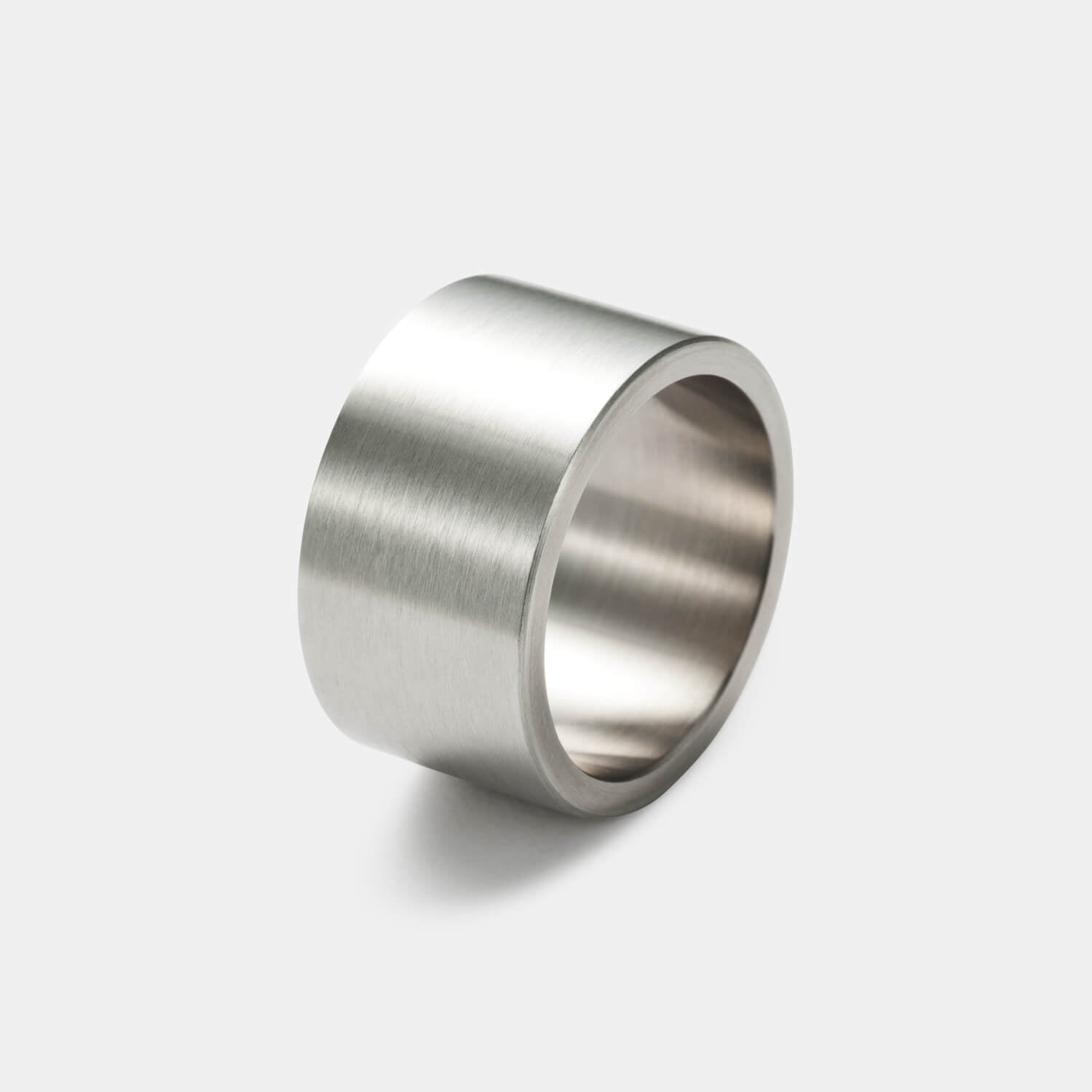 Gesamtansicht eines breiten, gebürsteten Rings aus antiallergenem Edelstahl von MONOMANIA.