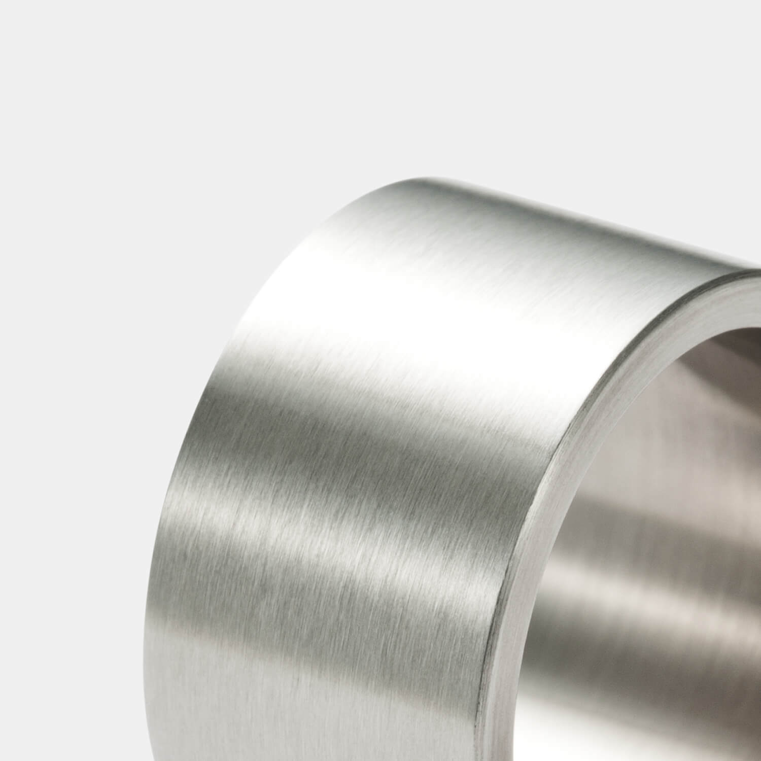 Gesamtansicht eines breiten, gebürsteten Rings aus antiallergenem Edelstahl von MONOMANIA.