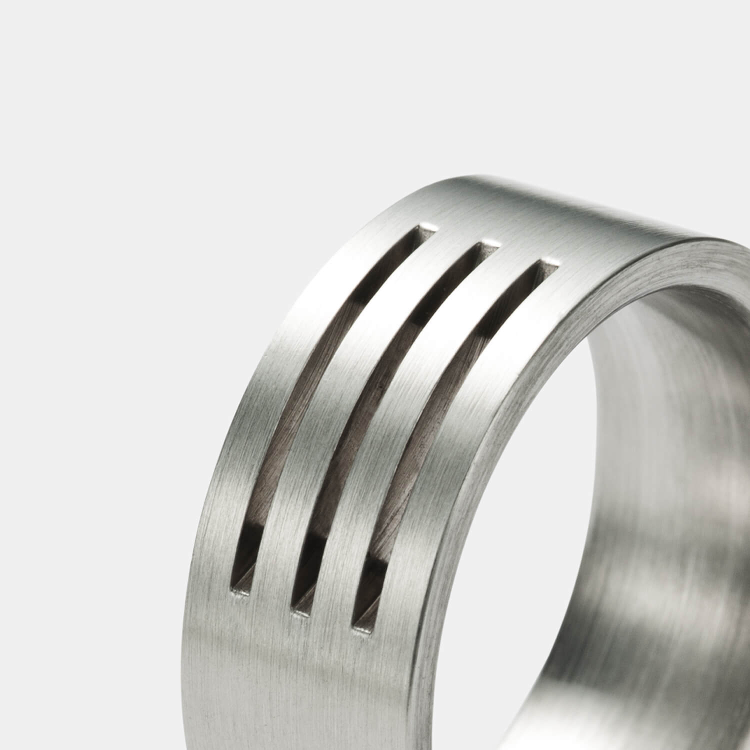 Gesamtansicht eines breiten, gebürsteten Rings mit Einschnitten aus antiallergenem Edelstahl von MONOMANIA.