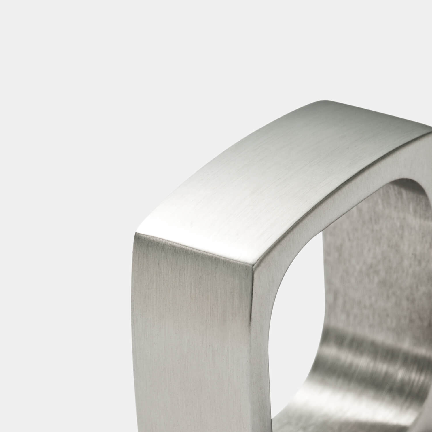 Gesamtansicht eines quadratischen, gebürsteten Rings aus antiallergenem Edelstahl von MONOMANIA.