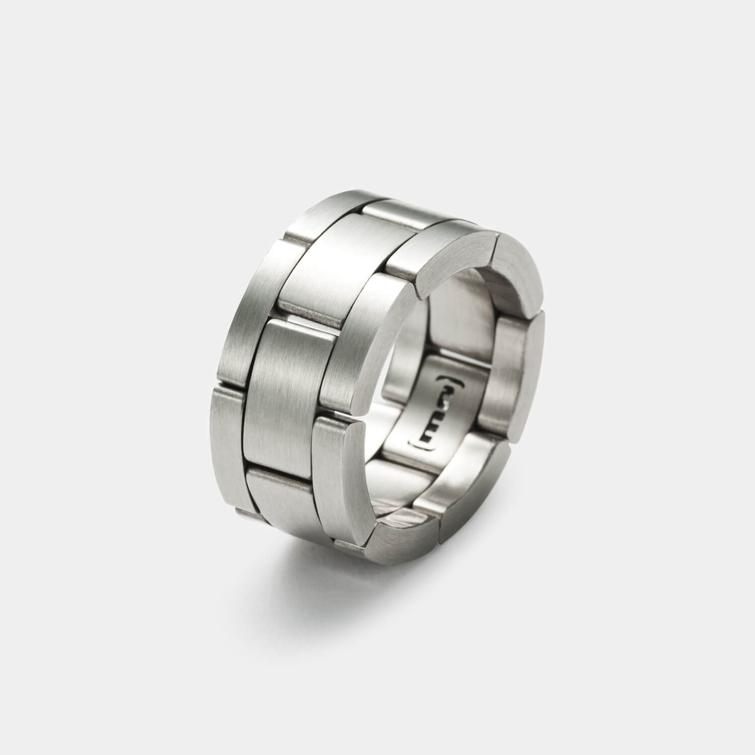 Gesamtansicht eines einzigartigen Gliederrings aus mattem, antiallergenem Edelstahl für Herren von MONOMANIA.