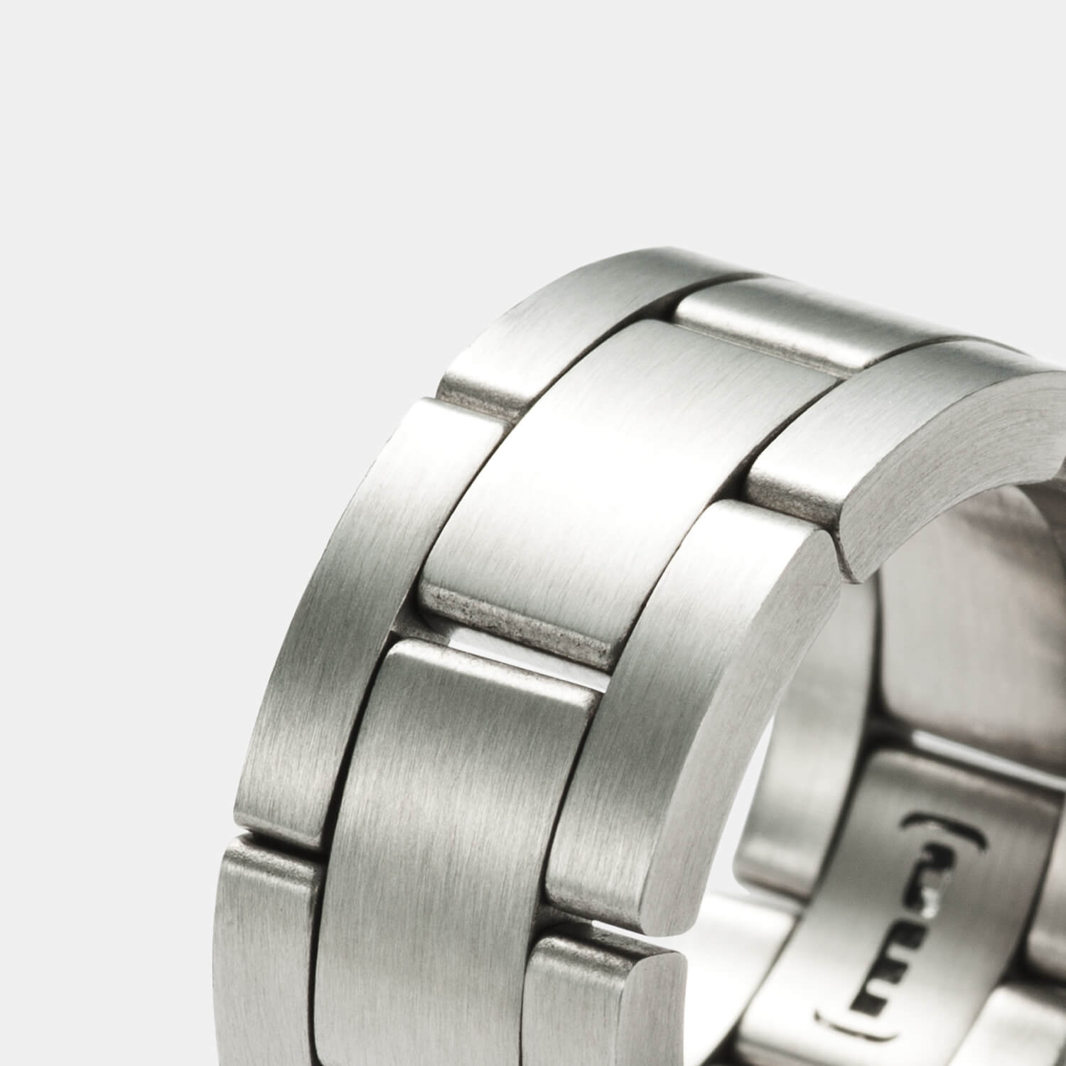 Gesamtansicht eines einzigartigen Gliederrings aus mattem, antiallergenem Edelstahl für Herren von MONOMANIA.