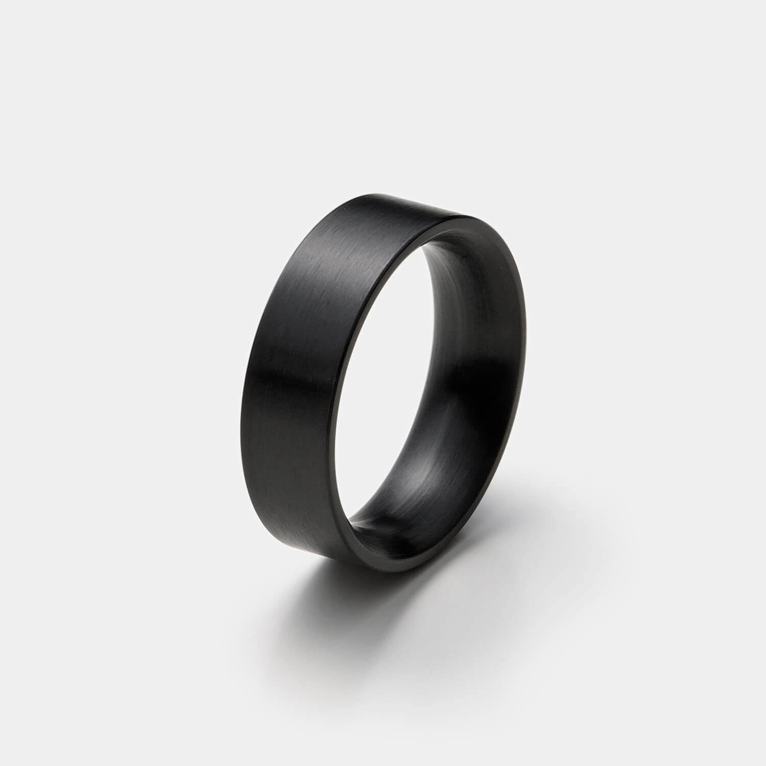 Gesamtansicht eines schmalen, geradlinigen Herrenrings aus schwarzem, antiallergenem Edelstahl von MONOMANIA.