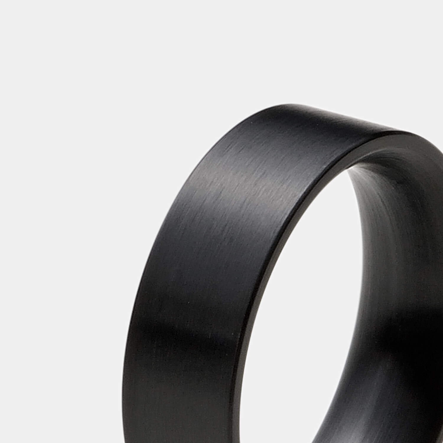 Gesamtansicht eines schmalen, geradlinigen Herrenrings aus schwarzem, antiallergenem Edelstahl von MONOMANIA.