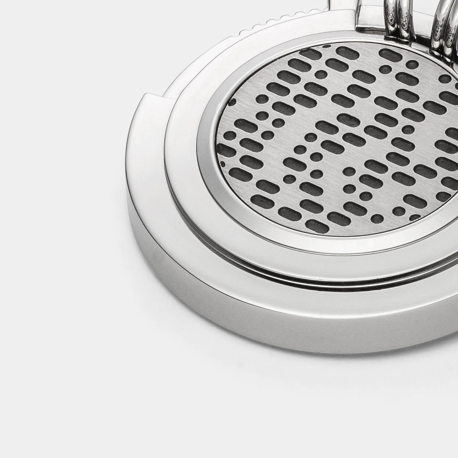 Gesamtansicht eines runden Edelstahl-Schlüsselanhängers mit schwarzen Morsezeichen von MONOMANIA.