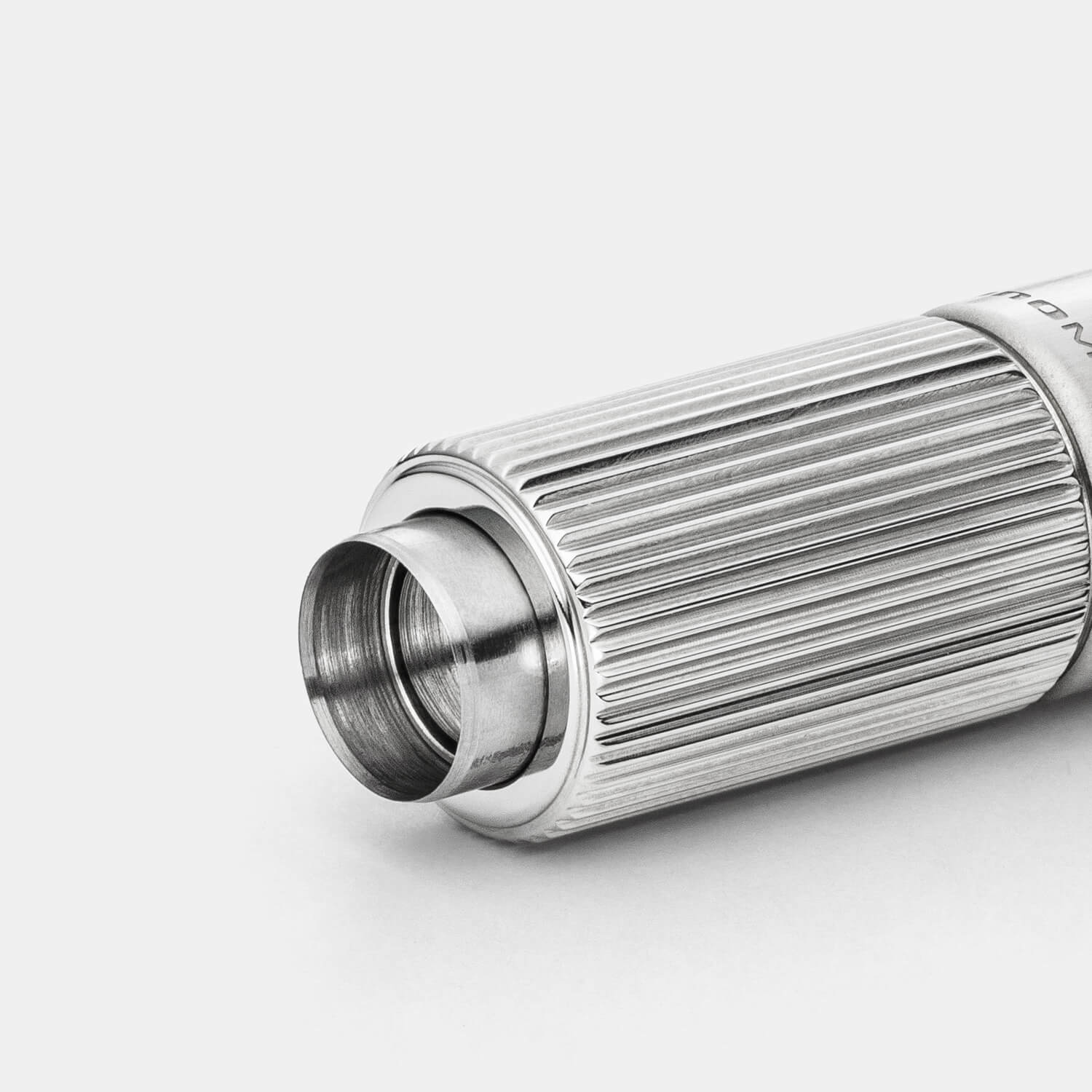 Gesamtansicht eines Zigarrencutters in edlem Silberton aus antiallergenem Edelstahl von MONOMANIA.