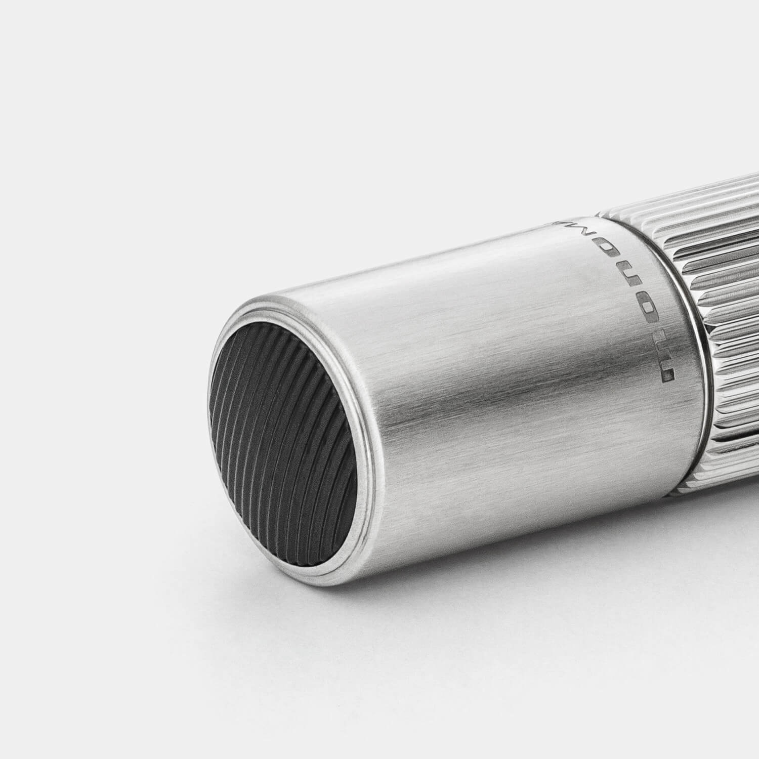 Gesamtansicht eines Zigarrencutters in edlem Silberton aus antiallergenem Edelstahl von MONOMANIA.