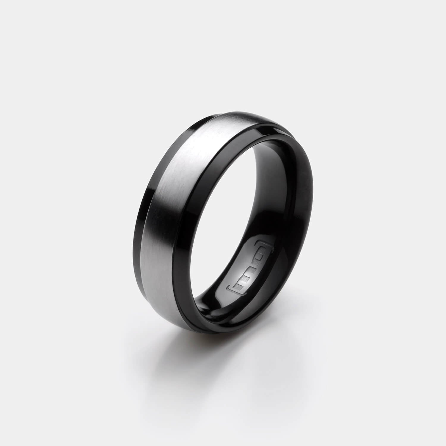 Gesamtansicht eines schwarzen Edelstahl-Rings mit matter, silberfarbener Mittelfläche von MONOMANIA.