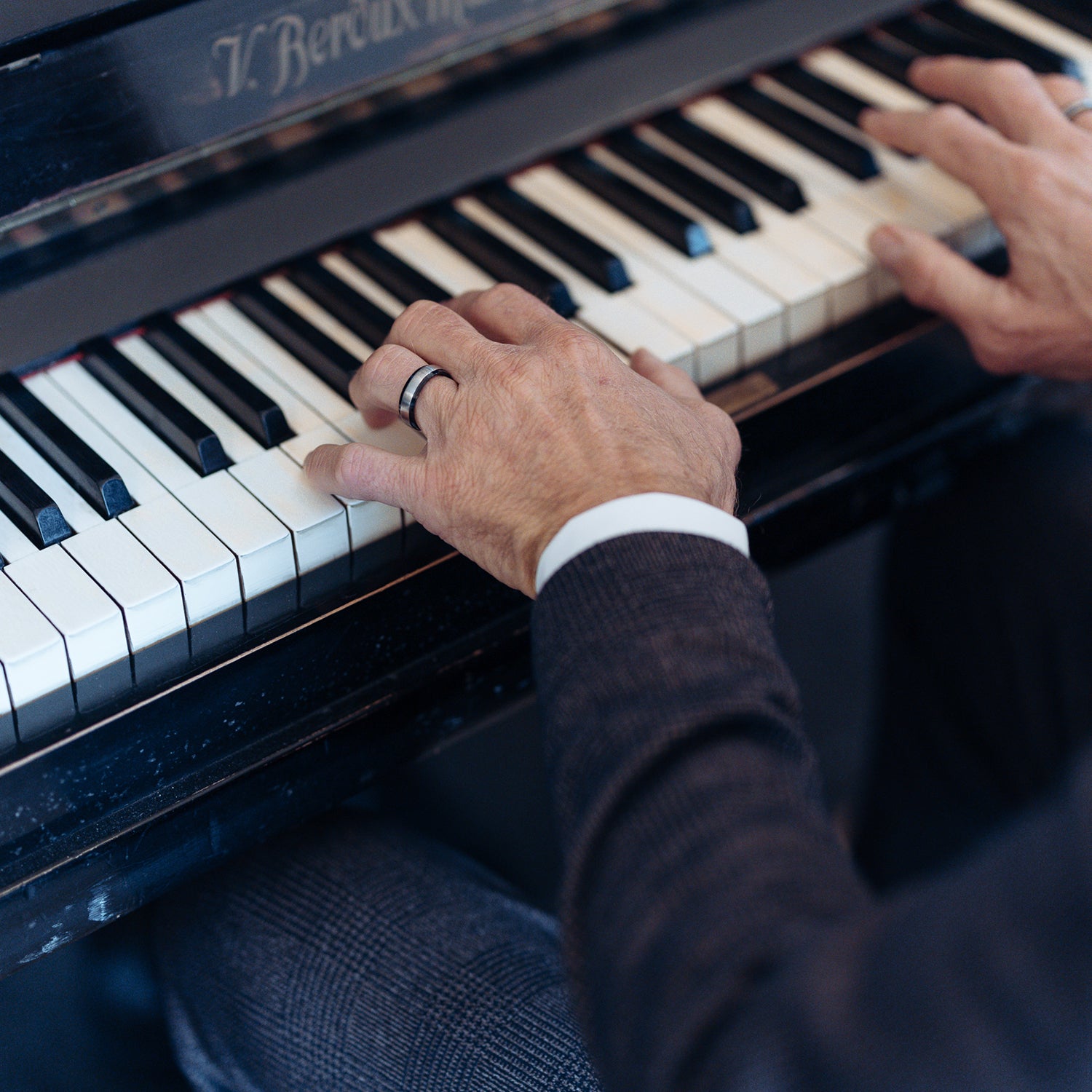 Gesamtansicht eines schwarzen Edelstahl-Rings mit matter, silberfarbener Mittelfläche von MONOMANIA.