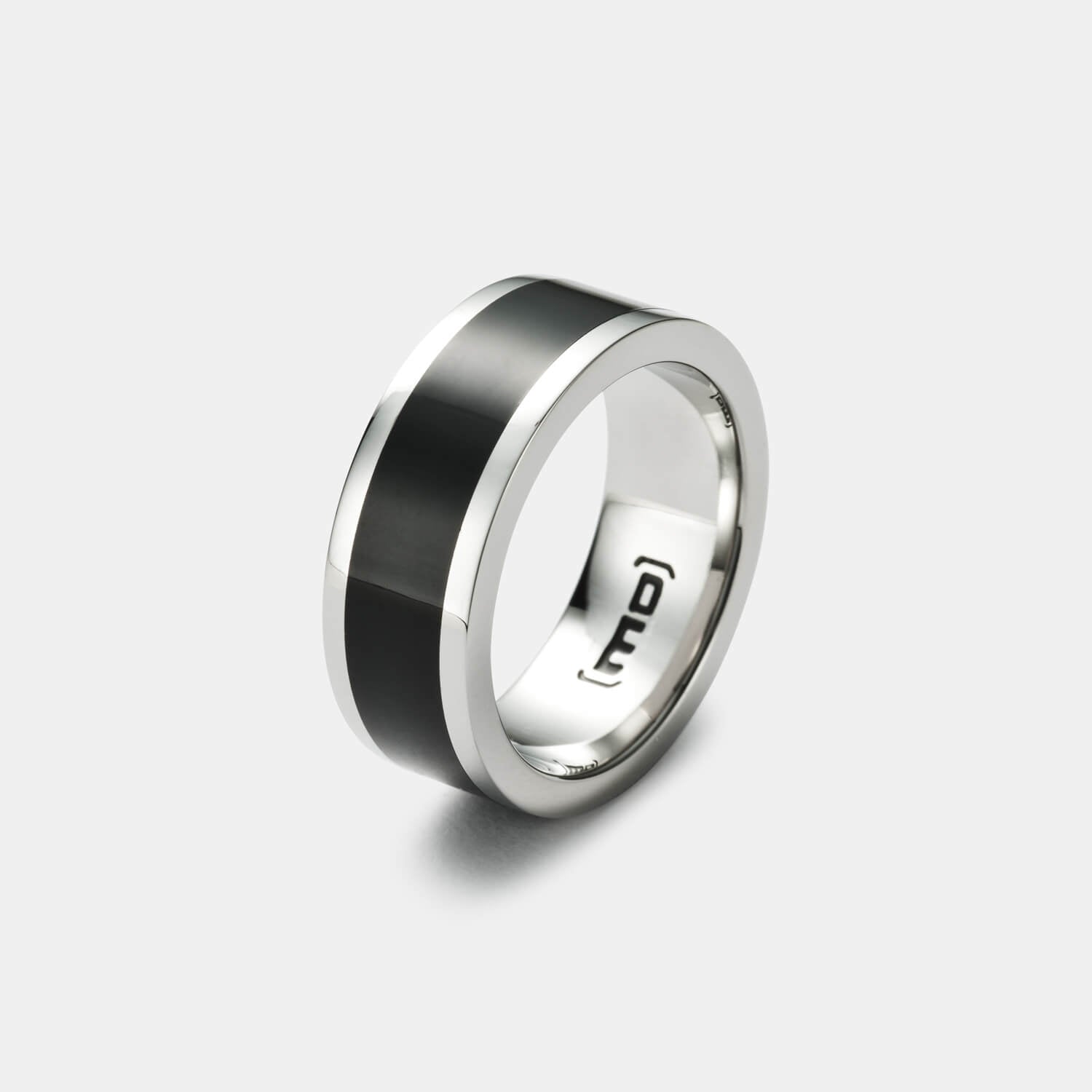 Gesamtansicht eines Edelstahl-Rings mit schwarzer Edelharz-Einlage von MONOMANIA.