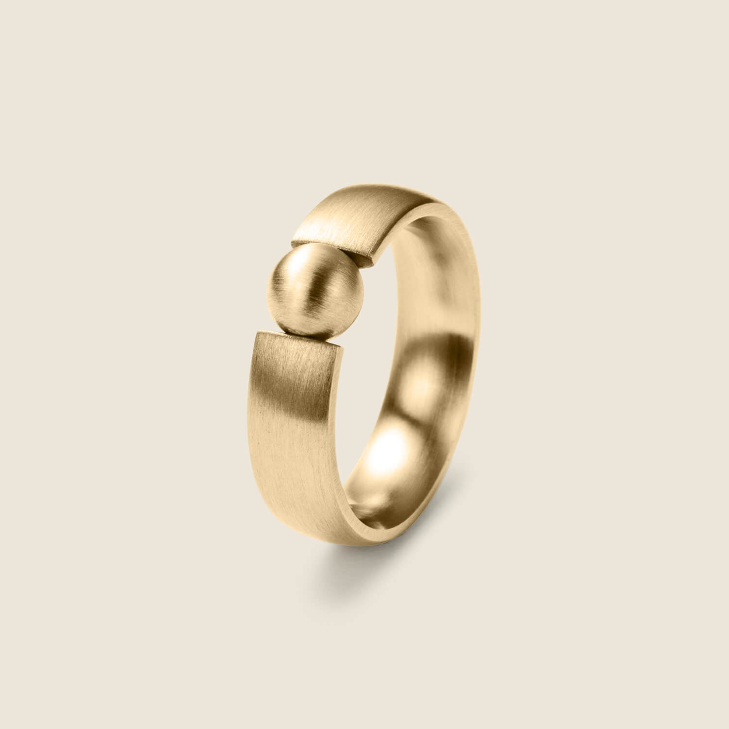 Edler Spannring mit echter 750/18K Goldperle in Gesamtansicht von MONOMANIA.