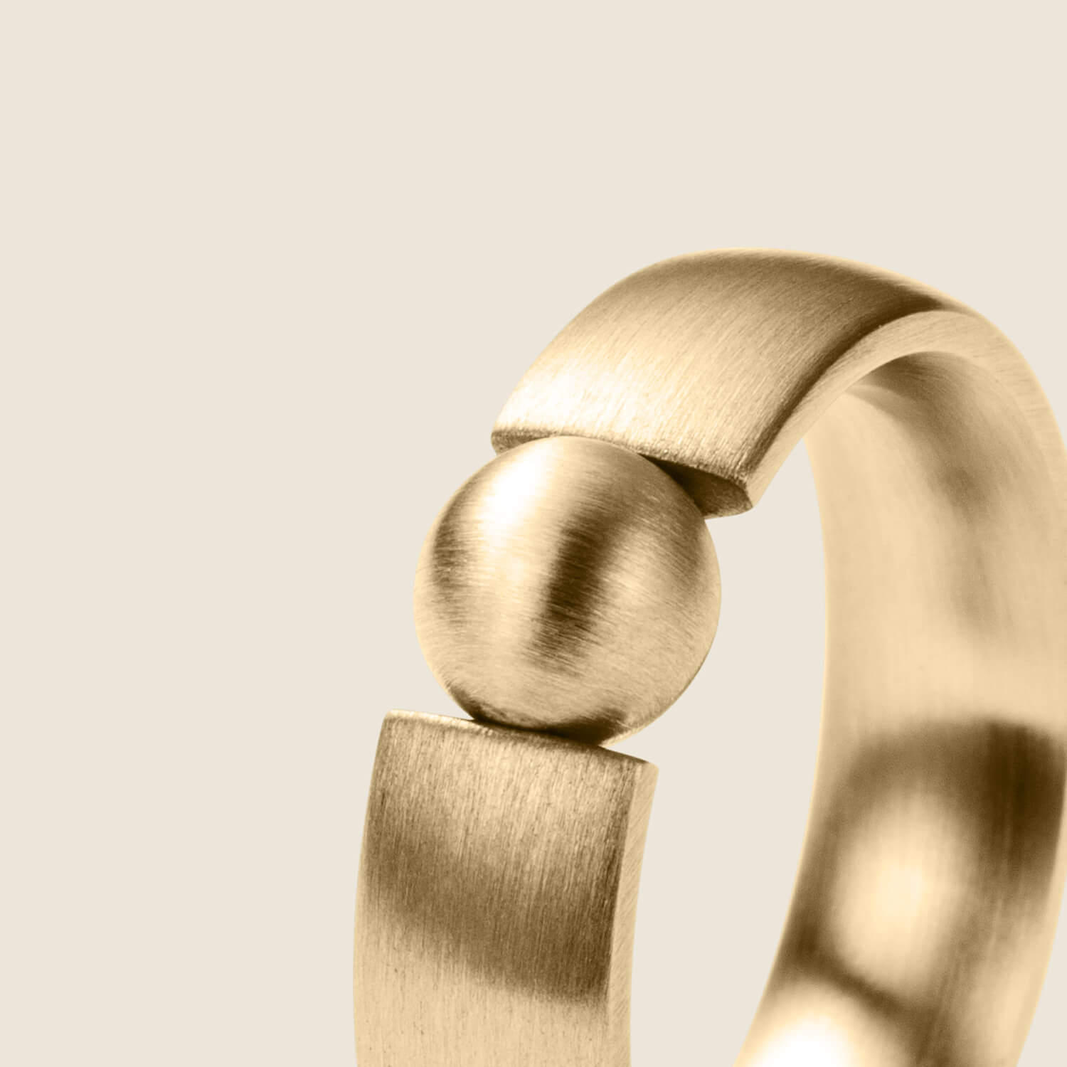 Edler Spannring mit echter 750/18K Goldperle in Gesamtansicht von MONOMANIA.