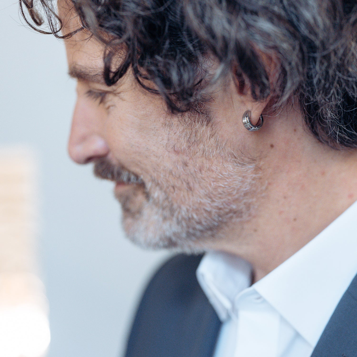 Gesamt-Ansicht eines teilpolierten, silberfarbenen Edelstahl-Ohrrings mit erhabener Mittelfläche von MONOMANIA.