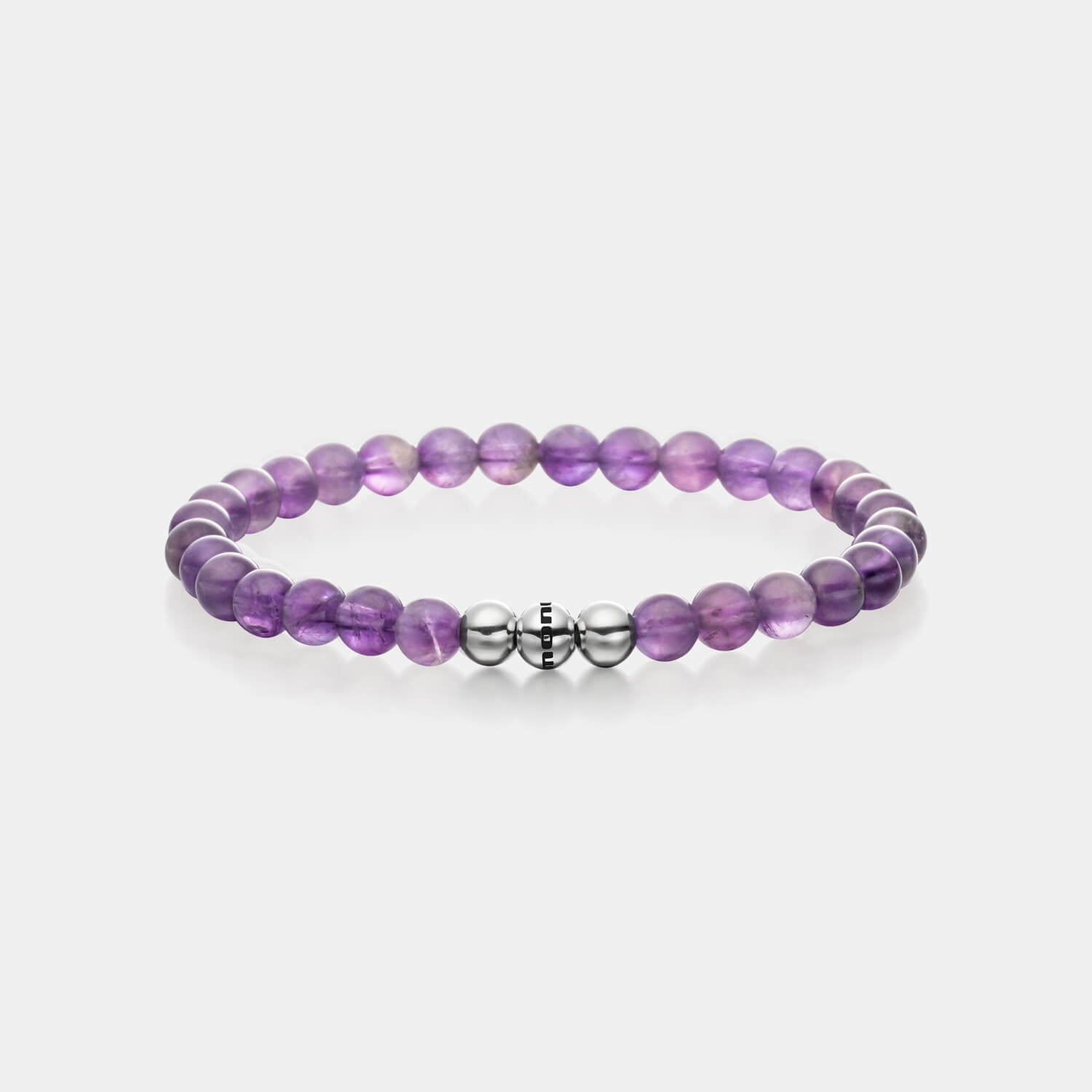 Gesamtansicht eines violetten Perlenarmbandes aus echten Amethystperlen mit drei antiallergenen Edelstahlperlen.