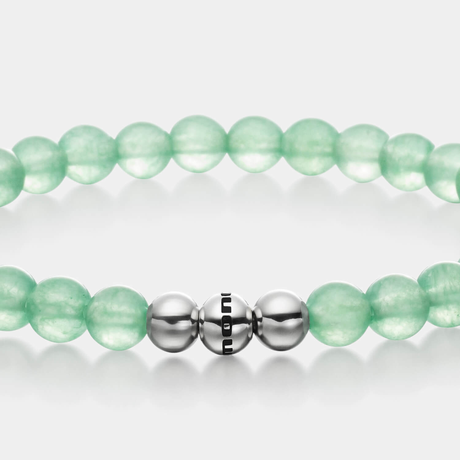Gesamtansicht eines grünen Perlenarmbandes aus echten Aventurin-Perlen mit drei antiallergenen Edelstahlperlen