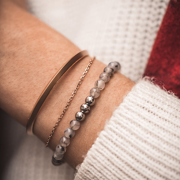 Gesamtansicht eines grauen Perlenarmbandes aus echten Chalcedon-Perlen mit drei antiallergenen Edelstahlperlen