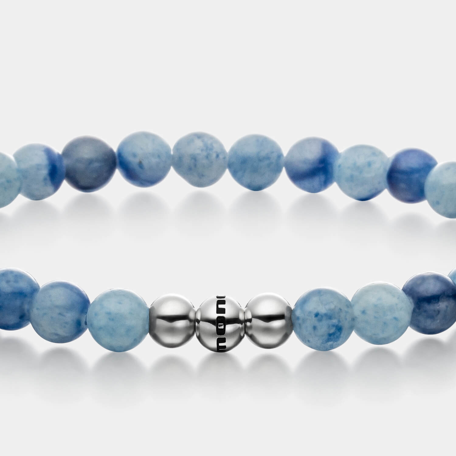 Gesamtansicht eines blauen Perlenarmbandes aus echten Dumortierit-Perlen mit drei antiallergenen Edelstahlperlen