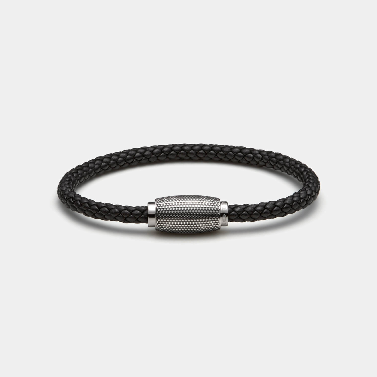 Gesamtansicht eines  schwarzen Lederarmbandes mit Magnetverschluss aus antiallergenem Edelstahl mit Punkterelief von MONOMANIA.