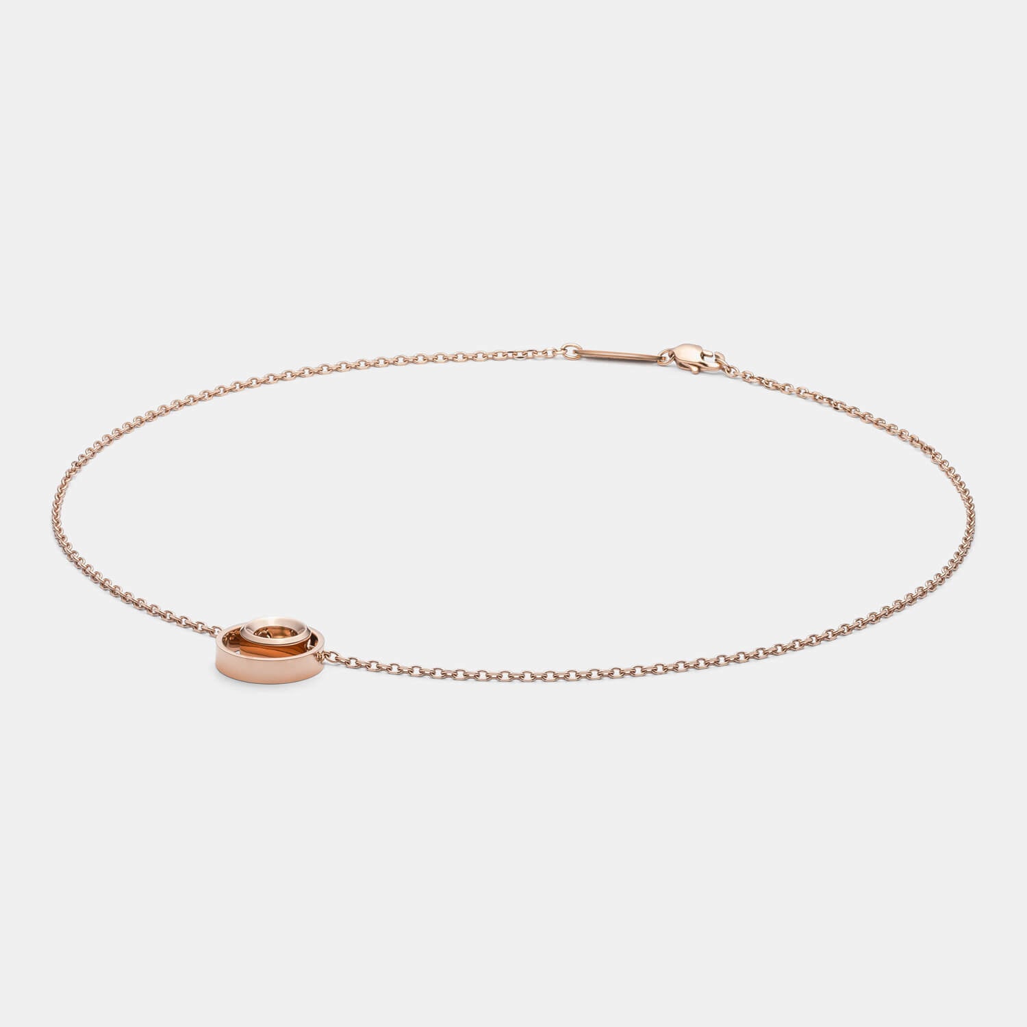 Detailansicht einer feinen, roségold-farbenen Halskette mit Kreisanhängern von MONOMANIA.