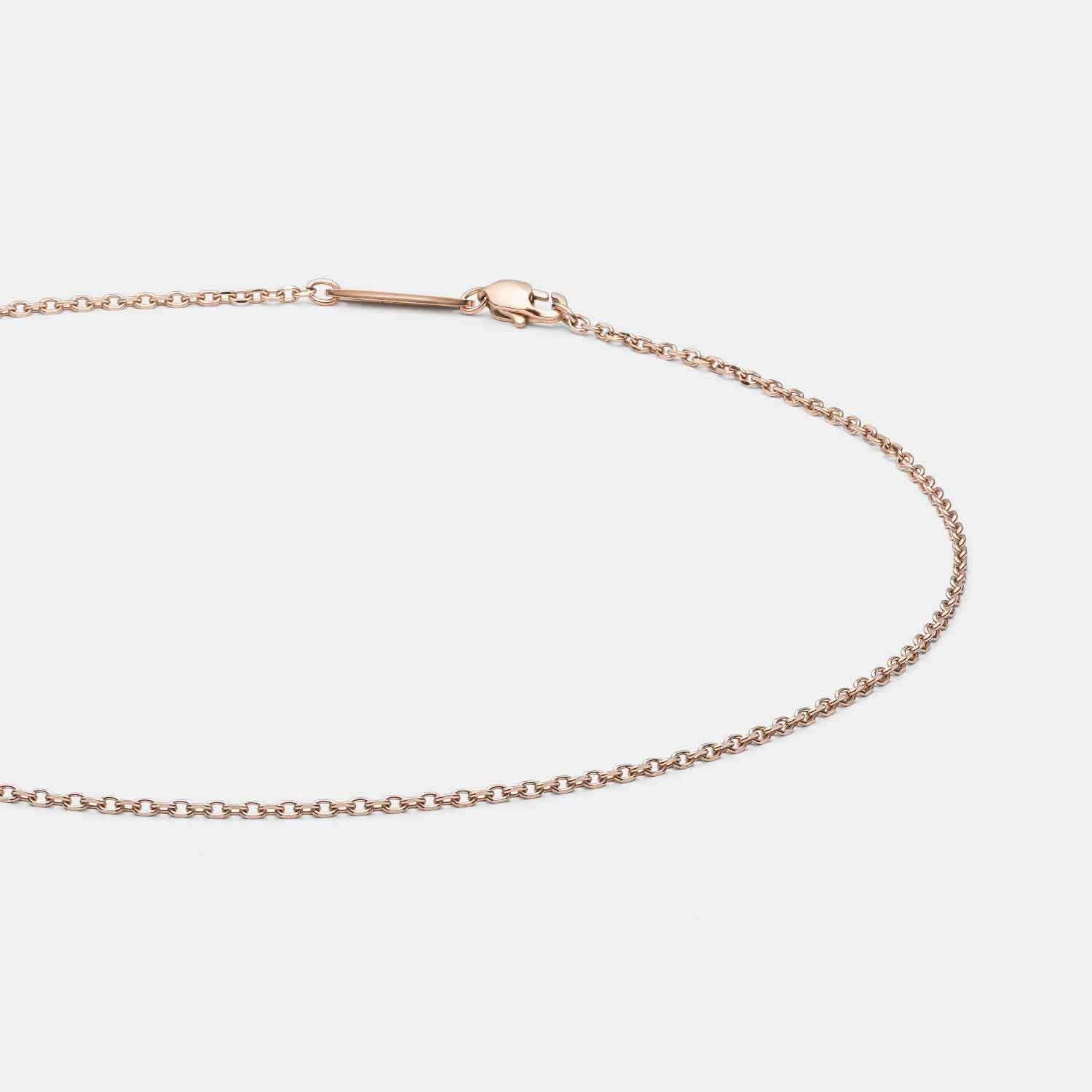 Detailansicht einer feinen, roségold-farbenen Halskette mit Kreisanhängern von MONOMANIA.