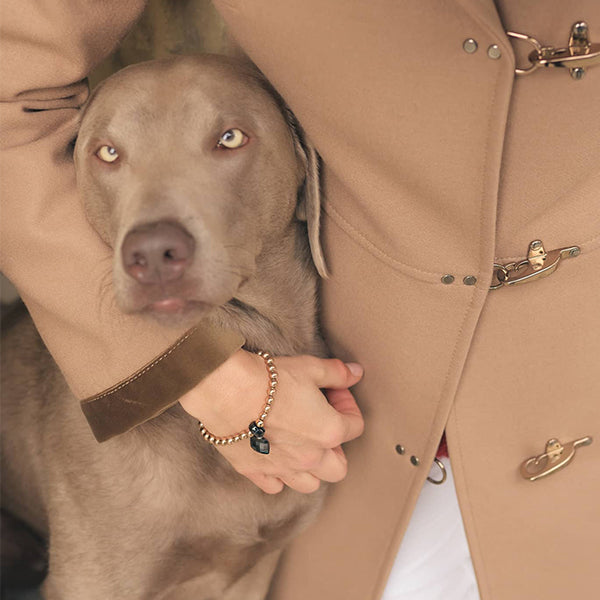 Gesamtansicht eines Perlenarmband-Sets: roségoldfarbenes Perlenarmband mit schwarzem Keramik-Anhänger von MONOMANIA.