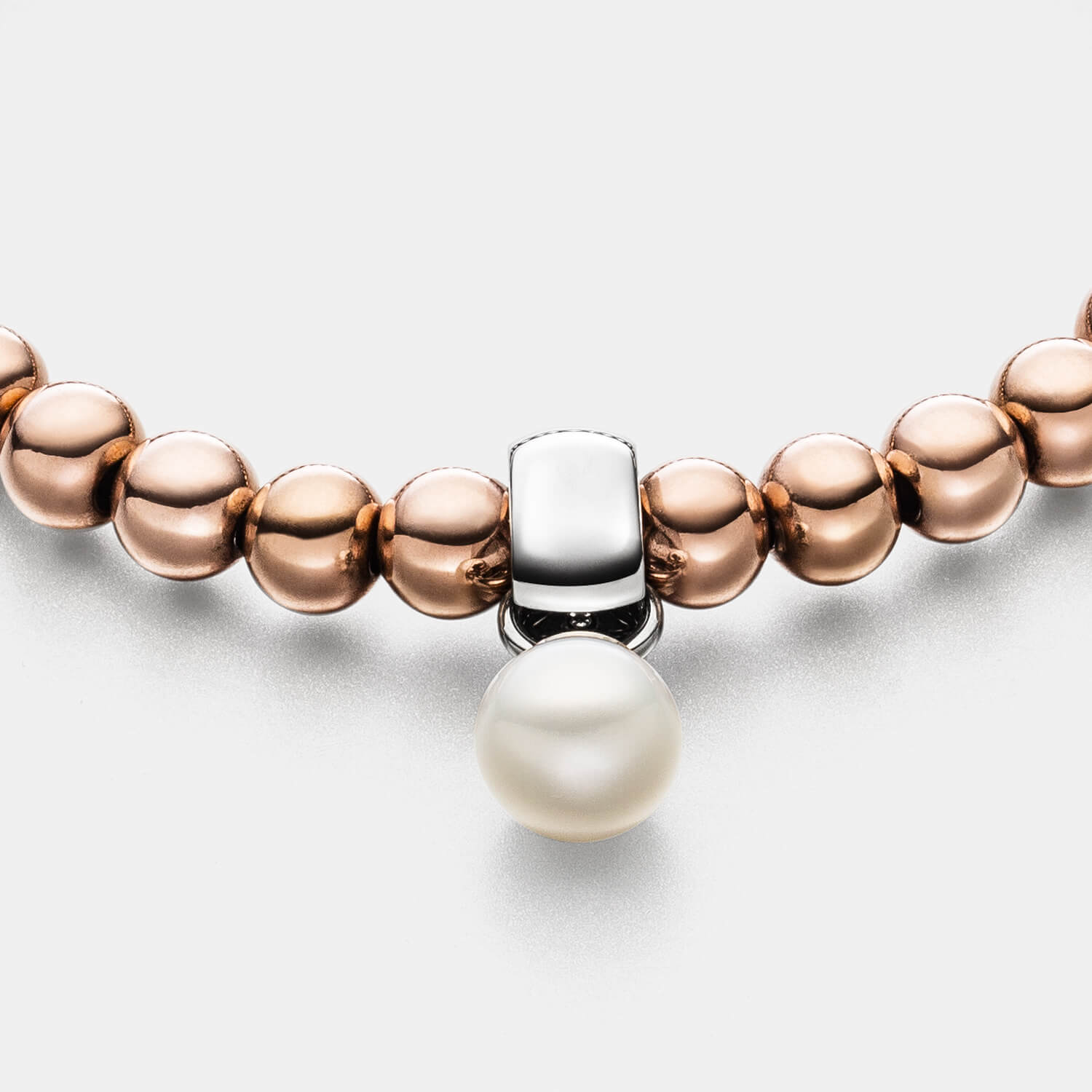 Gesamtansicht eines roségoldfarbenen Perlenarmbandes aus  Edelstahlperlen mit Schmuckanhänger aus echter Süßwasserperle.