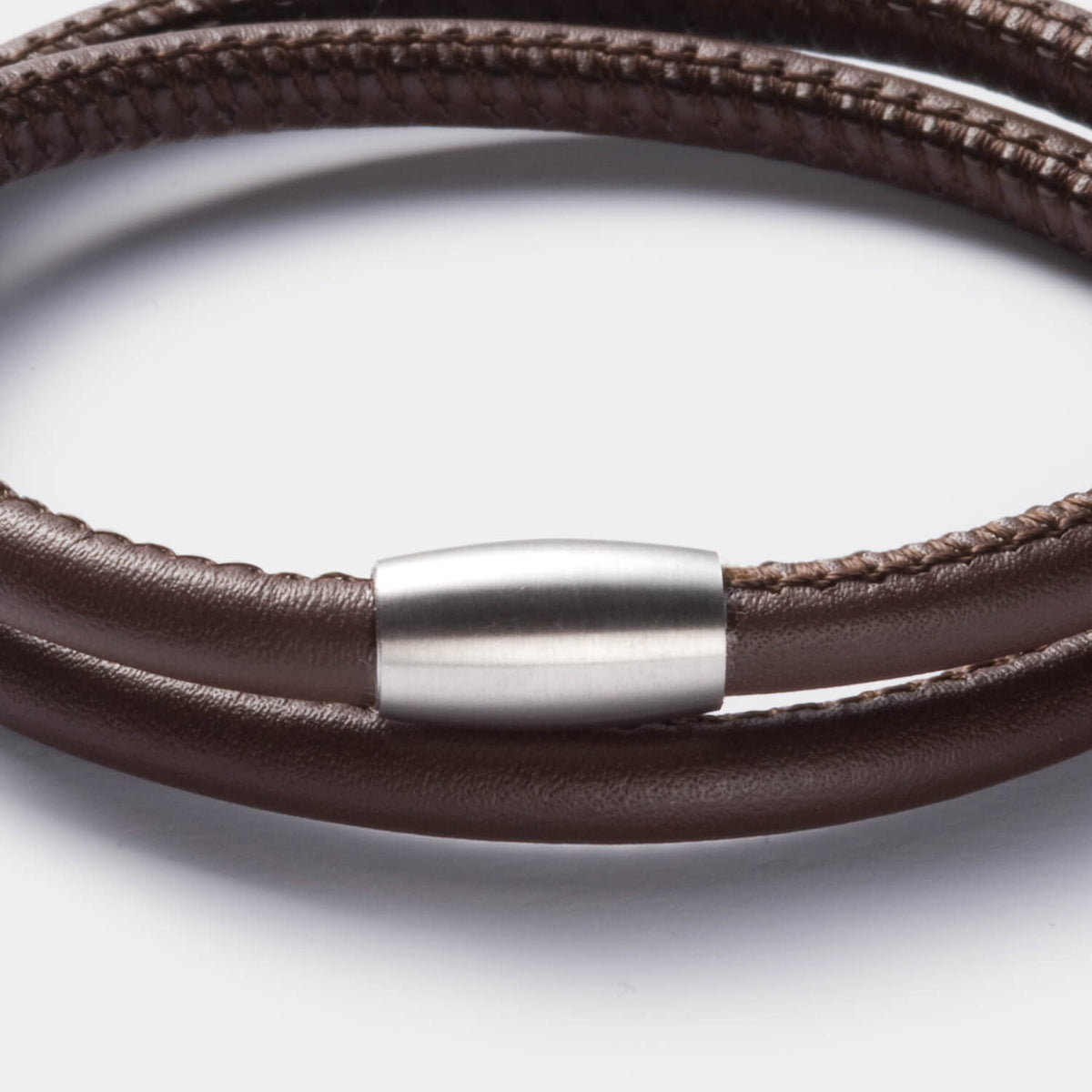 Gesamtansicht eines dunkelbraunen Armbandes aus echtem Leder mit Magnetverschluss von MONOMANIA.
