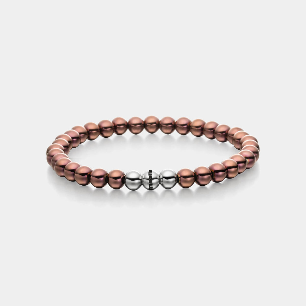 Gesamtansicht eines braunen Perlenarmbandes aus beschichteten Edelstahlperlen mit drei antiallergenen, polierten Edelstahlperlen.