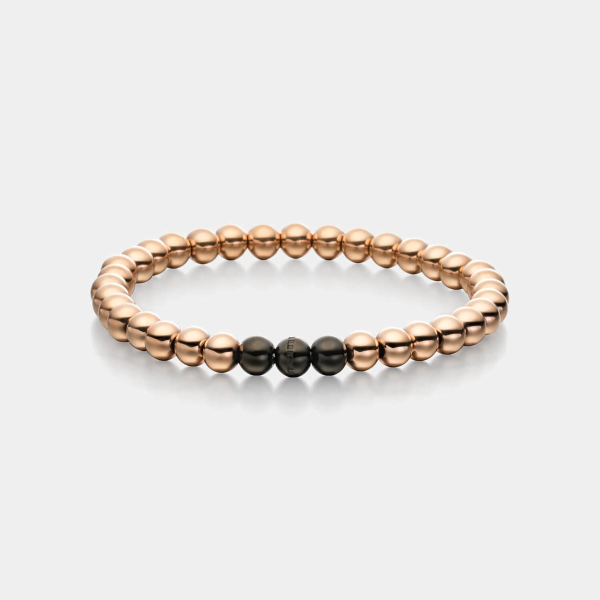 Gesamtansicht eines roségoldfarbenen Perlenarmbandes mit drei schwarz-beschichteten, antiallergenen Edelstahl-Perlen von MONOMANIA.