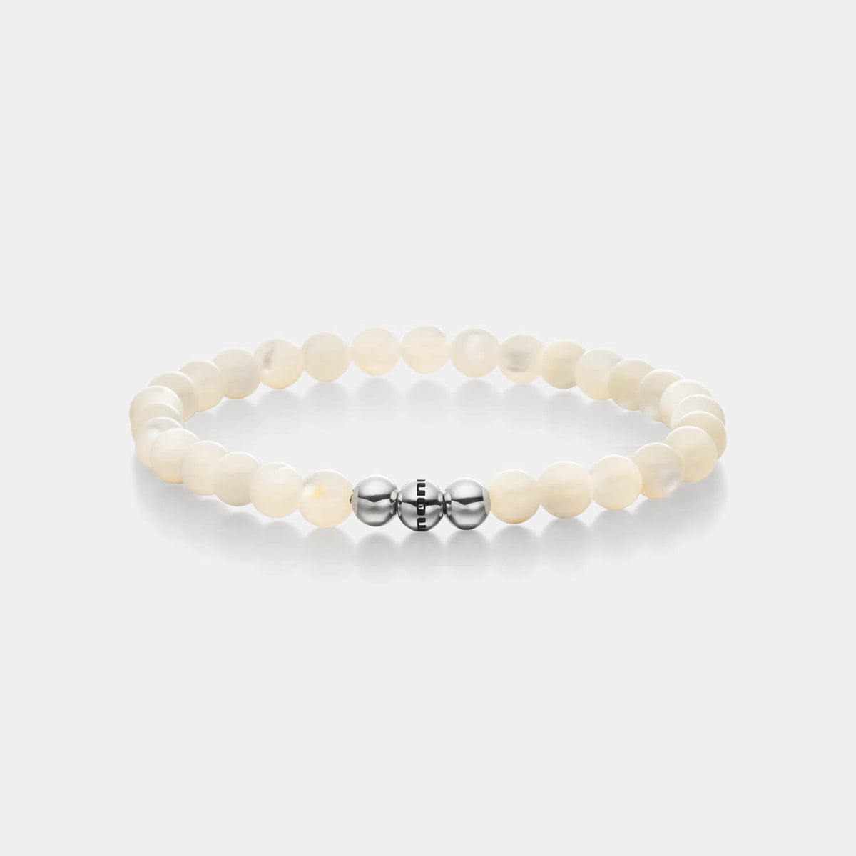 Gesamtansicht eines  Perlenarmbandes aus weißen Perlmutt-Perlen.