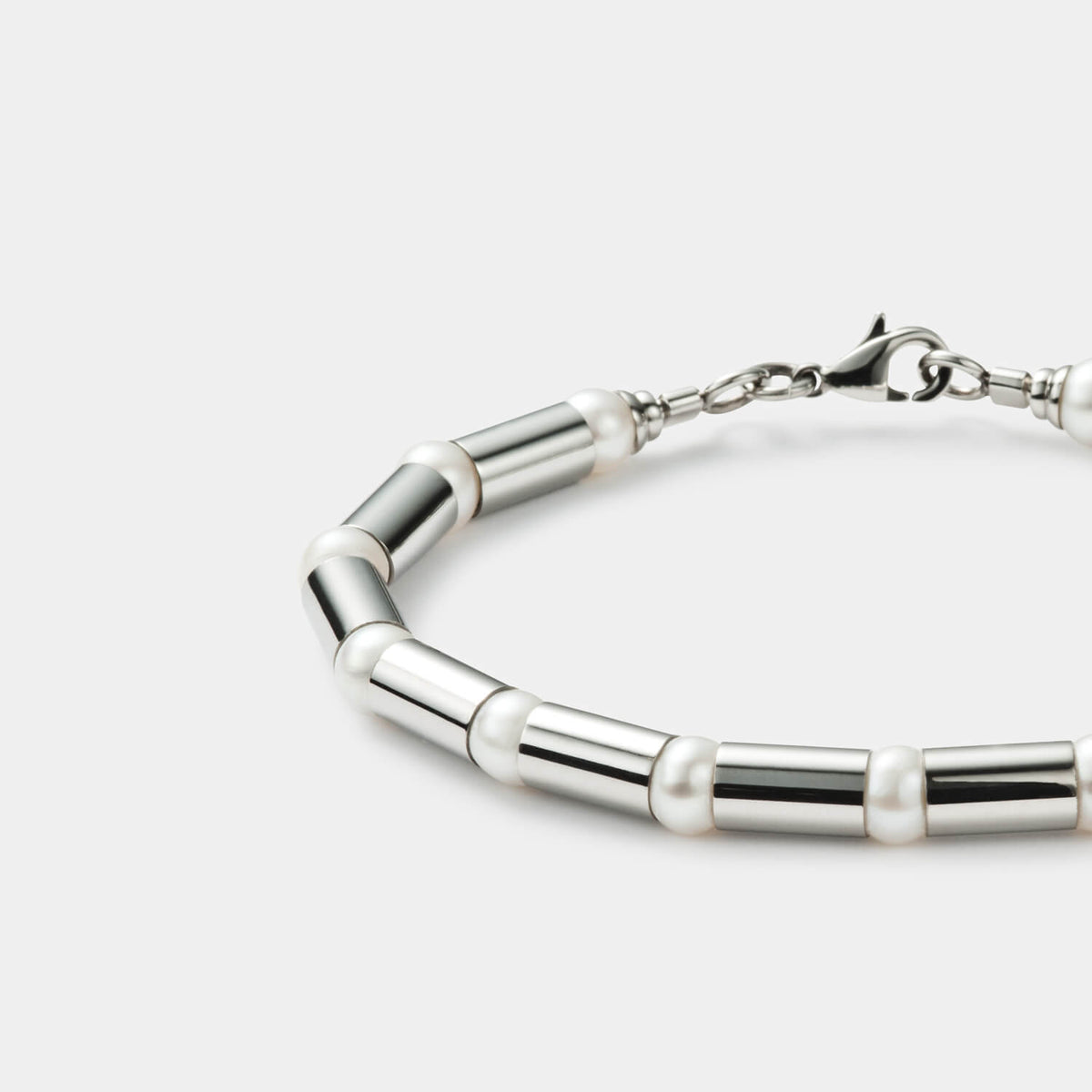 Gesamtansicht des edlen Armbandes mit echten, weißen Süßwasserperlen von MONOMANIA.