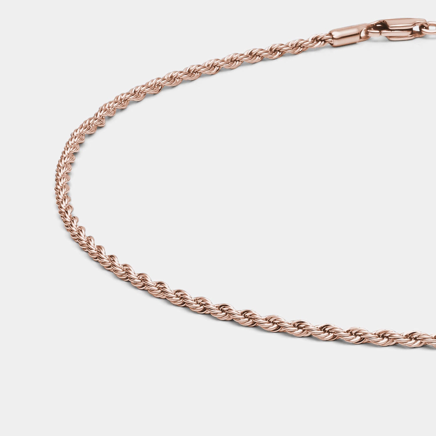 Detailansicht einer roségoldfarbenen Kordelkette aus antiallergenem Edelstahl mit Karabinerverschluss von MONOMANIA.