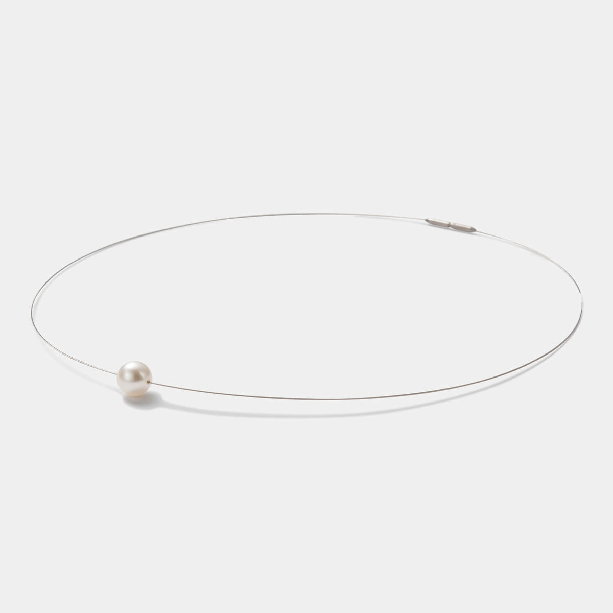 Detailansicht des edlen Colliers aus antiallergenem Edelstahl mit weißer Süßwasserperle von MONOMANIA.