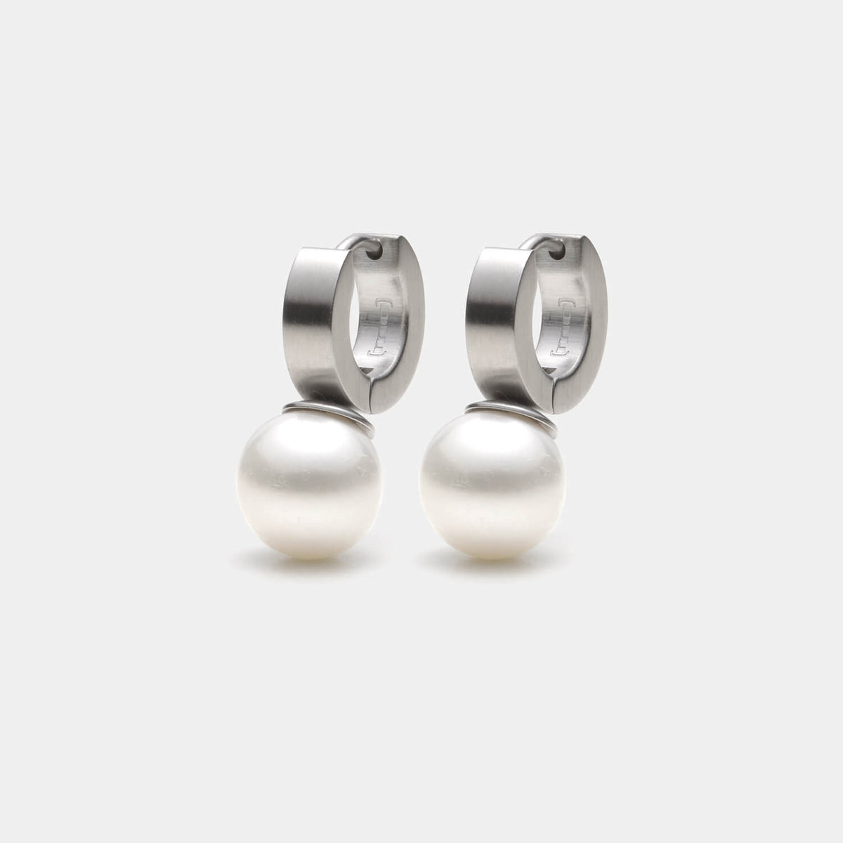 Gesamtansicht von zwei Edelstahlcreolen mit weißer Süßwasserperle von MONOMANIA.