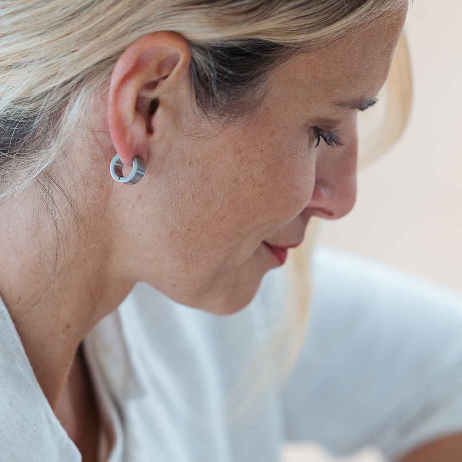 Perspektivische Gesamtansicht großer, gerader Klappcreolen aus gebürstetem, antiallergenem Edelstahl von MONOMANIA.