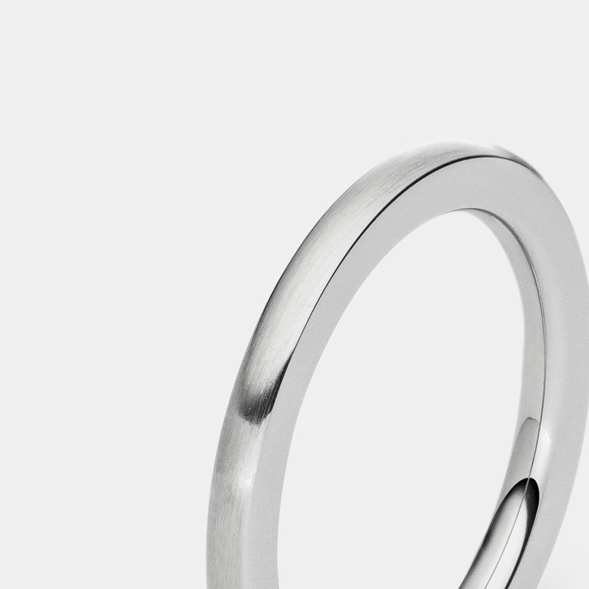 Gesamtansicht eines schmalen, schlichten Edelstahl-Rings von MONOMANIA.