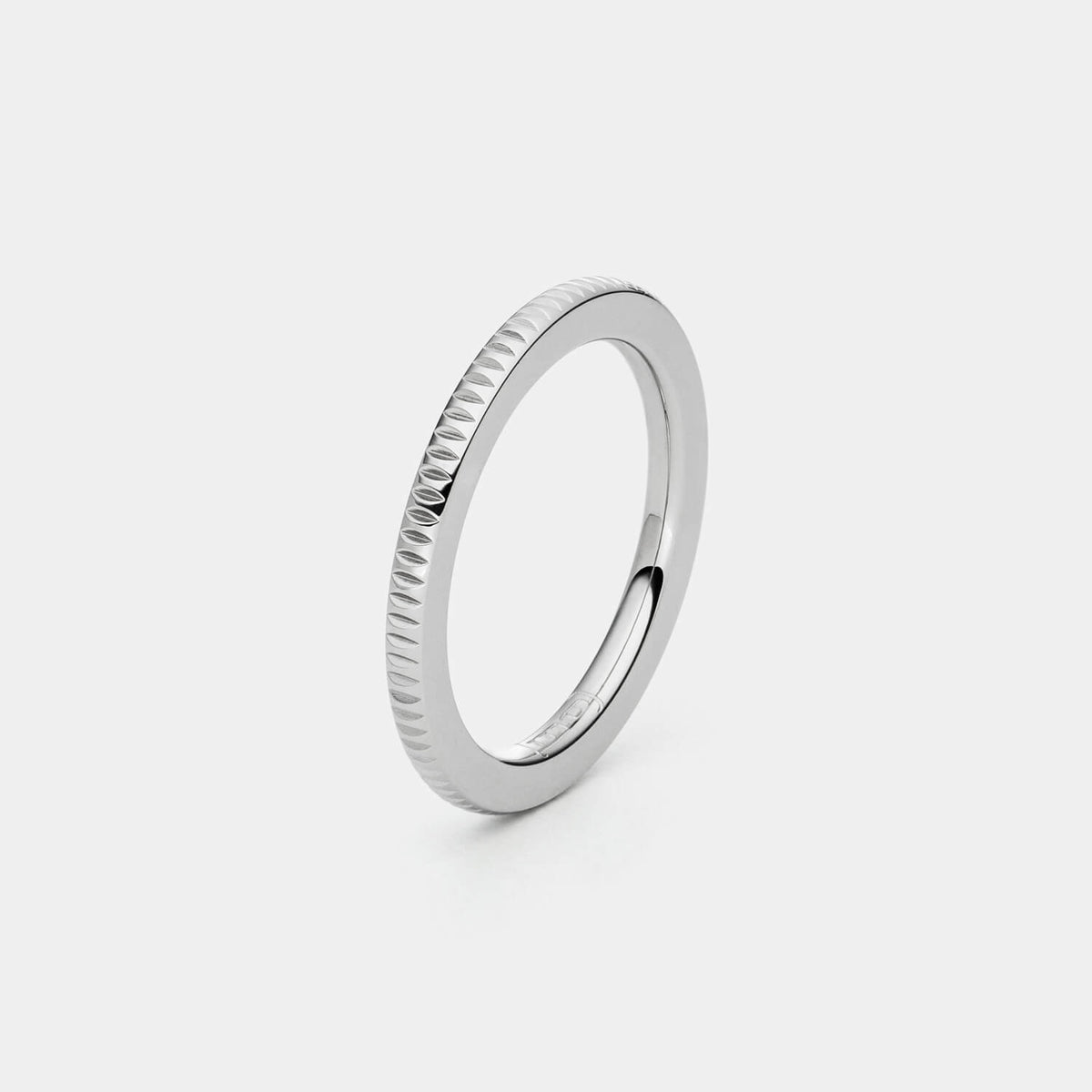 Gesamtansicht eines schmalen Edelstahl-Rings mit zarter Rändelung von MONOMANIA.