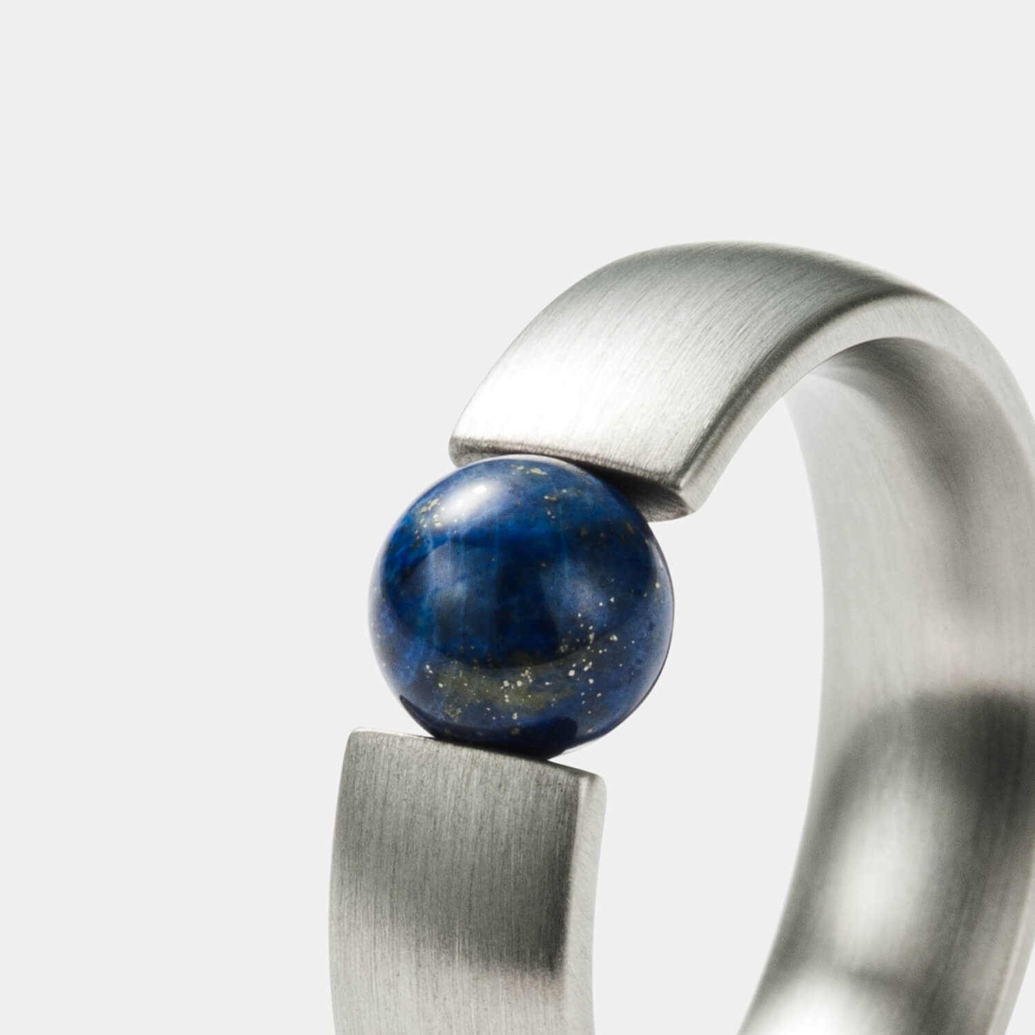 Gesamtansicht eines klassichen Spannrings mit echter, blauer Lapislazuliperle von MONOMANIA.