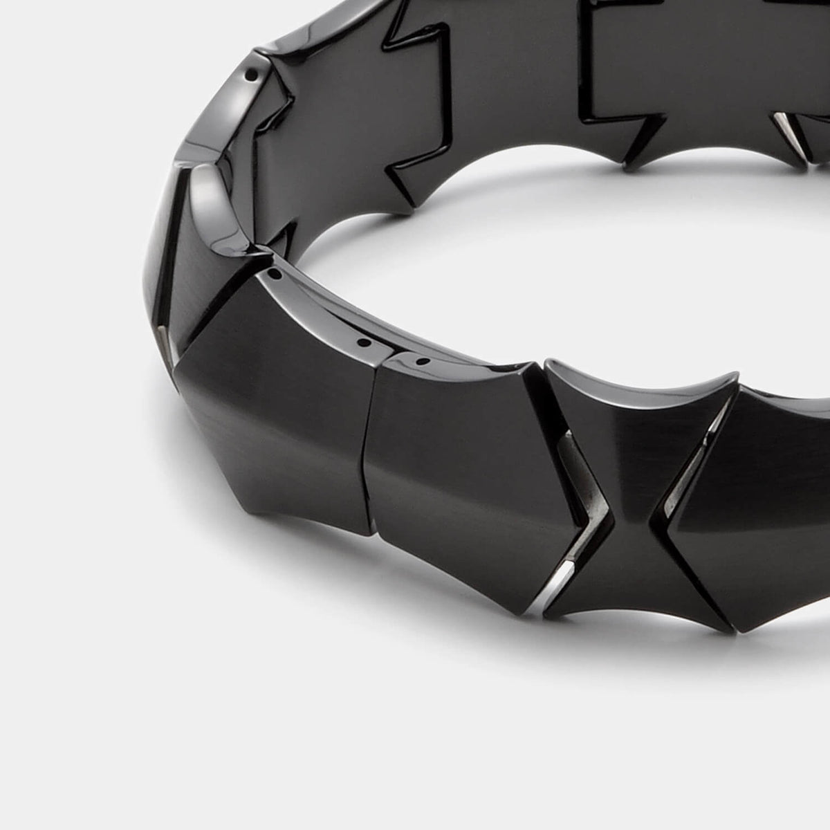 Gesamtansicht eines markanten, schwarzen Gliederarmbandes aus antiallergenem Edelstahl von MONOMANIA.