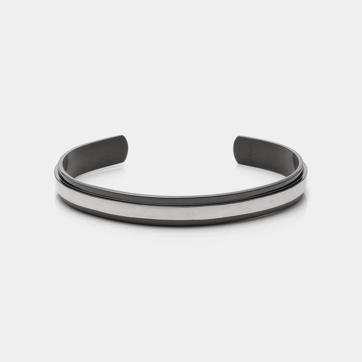 Gesamtansicht eines Armreifs aus schwarzem Edelstahl mit erhabener, silberfabener Mittelfläche.