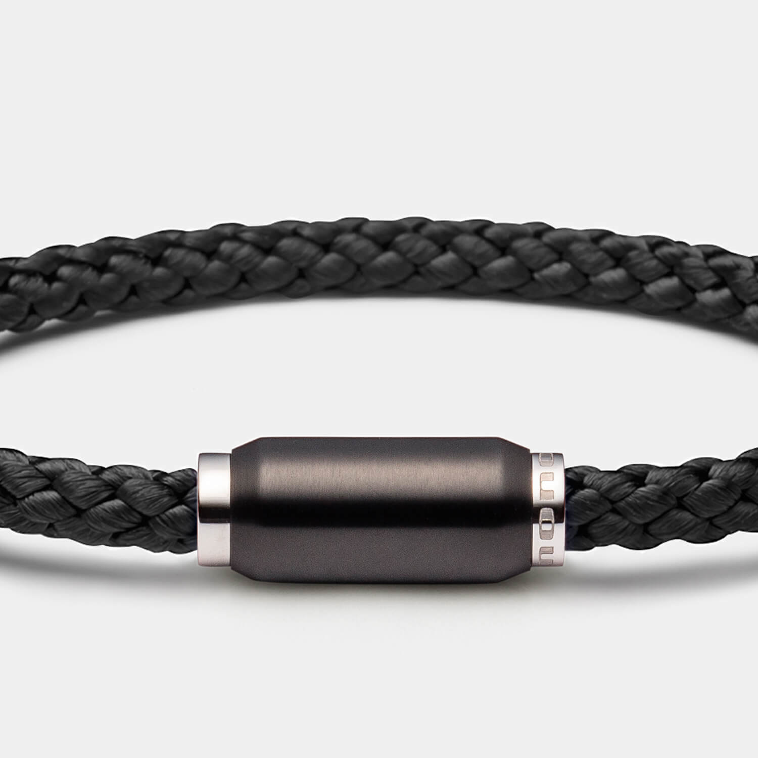 Gesamtansicht eines Armbandes mit schwarzem Tauwerk und schwarz beschichtetem Magnetverschluss aus Edelstahl von MONOMANIA.